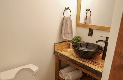 Clarkesville Apartment | Cozy little getaway at the lake