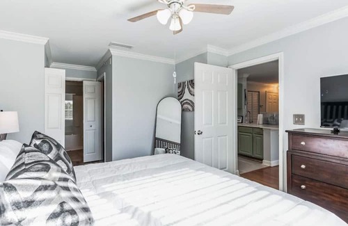 New Tampa Apartment | Paradise Palms-Cali King Beds-EV ChargersAvailable