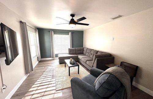 Indian Wells House | Close to ALL the parks! 5 Beds, Cozy private home with lots of amenities!