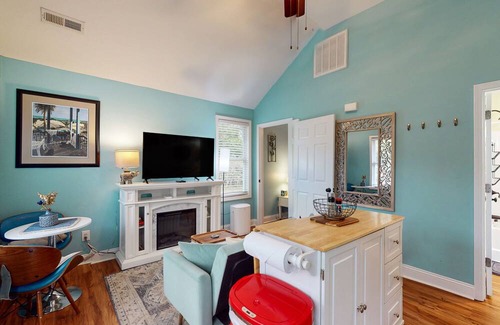 Wilmington House | Adorable dog-friendly cottage with washer/dryer, central AC, full kitchen