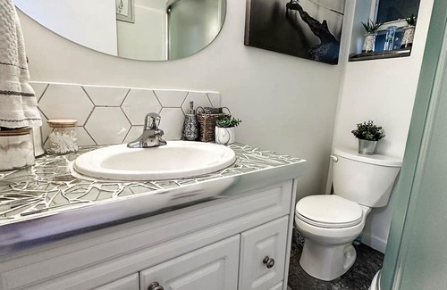 Regional District of Nanaimo Condo | Cedar Suite | Minutes From Departure Bay Ferry | Walkable to Downtown Nanaimo