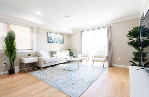 North Bergen Apartment | GRAND 3BR Modern Apt - 15mins to NYC!