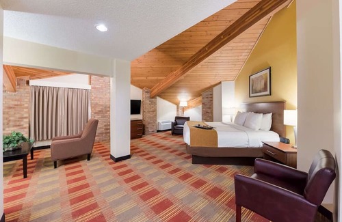 Hebron House | Family-Friendly Hotel with Pet-Friendly Rooms, Close to Midland Theatre