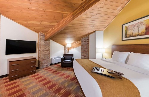 Hebron House | Family-Friendly Hotel with Pet-Friendly Rooms, Close to Midland Theatre