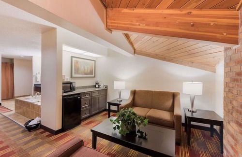 Hebron House | Family-Friendly Hotel with Pet-Friendly Rooms, Close to Midland Theatre