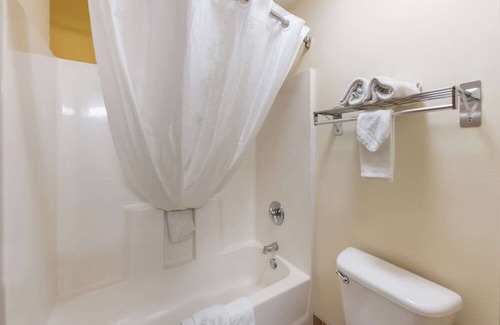 Hebron House | Close to I-70, Ideal For Business and Leisure, Indoor Heated Pool & Hot Tub