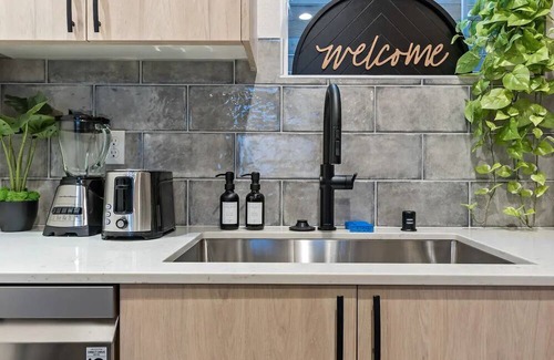 Squire Park House | NEW Urban Seattle Retreat~Rooftop Deck~Hottub