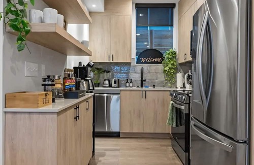 Squire Park House | NEW Urban Seattle Retreat~Rooftop Deck~Hottub