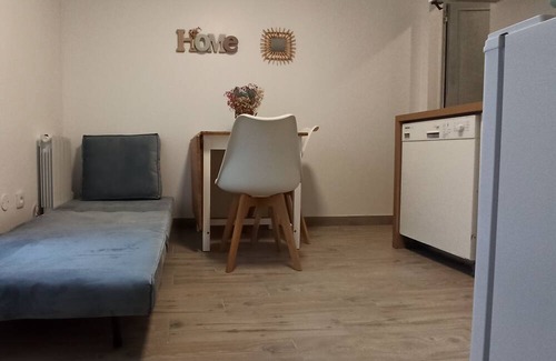 Margny-les-Compiegne Apartment | Appartement au Rez-de-chaussée Avec Jardin Privé, 600m de la Gare de Compiegne