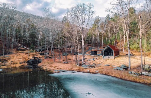 Thompson Ridge Cabin | The Pond House - An award winning, modern cabin within the Catskills forest.