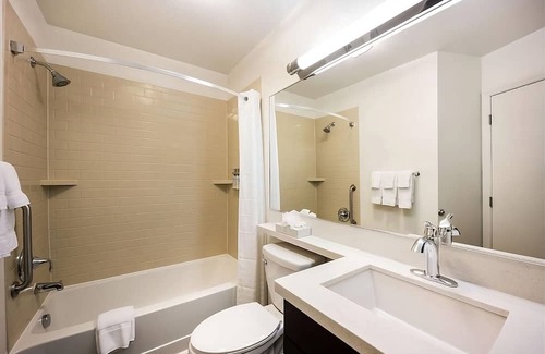 Brentwood House | Suite Near Downtown Nashville! Full Kitchen, Pets Allowed!