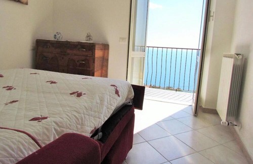 Volastra Apartment | Apartment 'Creuza' with Sea View, Wi-Fi and Air Conditioning
