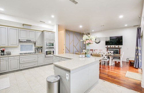 Anaheim Colony Historic District House | Spacious Anaheim Home < 30 Mi to DTLA!