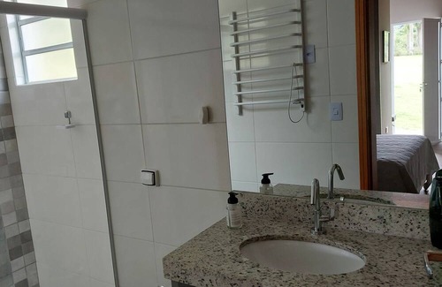 Sao Roque Ski Chalet | Casa em Frente a um Lago, Próximo a Rota do Vinho em São Roque - SP