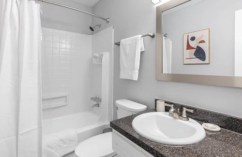 High Point Apartment | Landing at Oakview Terrace Townhomes - 2 Bedrooms in Downtown High Point