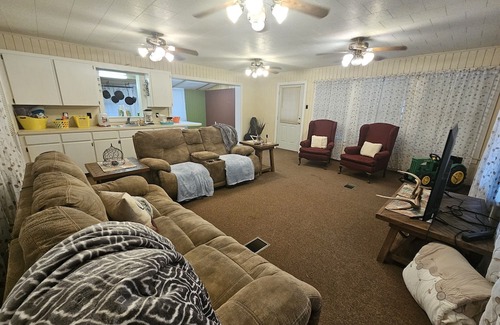 Geneva House | Charming 3-bedroom house in marvelous Hemphill with WiFi, AC