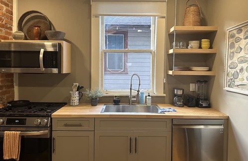 Historic Montford Apartment | Flint Street’s finest! Remodeled 2-bedroom flat a block from downtown Asheville