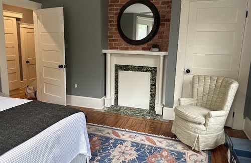 Historic Montford Apartment | Flint Street’s finest! Remodeled 2-bedroom flat a block from downtown Asheville