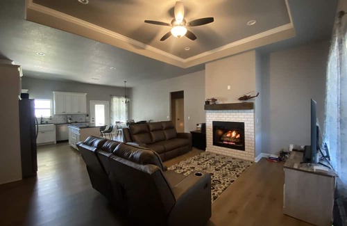 Durant House | Pilots Retreat: a cozy & warm NEW Home / Cedar Ridge Estates 3 miles from Casino
