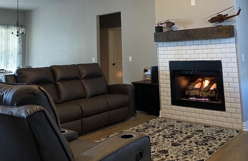 Durant House | Pilots Retreat: a cozy & warm NEW Home / Cedar Ridge Estates 3 miles from Casino