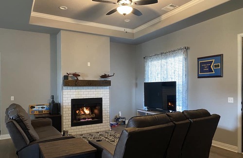 Durant House | Pilots Retreat: a cozy & warm NEW Home / Cedar Ridge Estates 3 miles from Casino