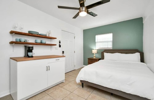 Windwood Apartment | Cozy1-BR MiniStudio: QueenBd+Coffee+Amenities