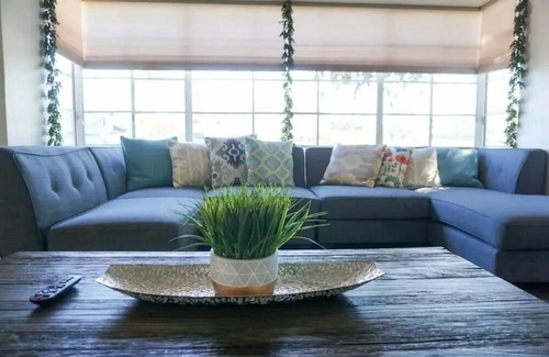 Castle Park House | 3 Bedroom Modern LuxeRetreat w/ BBQ & Billiards