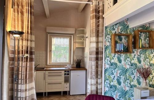 Eygalieres House | Cosy retreat in Eygalieres with artist studio. Walking distance to the village