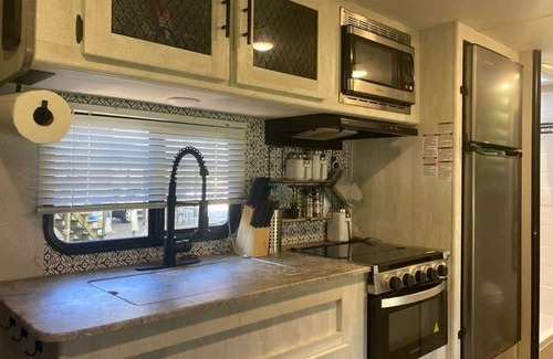 Villa Ridge House | Country Living RV near Six Flags!