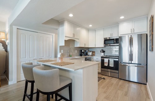 Briarcliff Condo | Classy Lake Travis condo with a pool and Hot tub