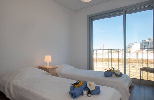 Palhais Apartment | Beautiful apartment for 4 people with WIFI, A/C, TV and balcony