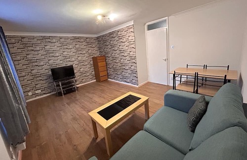 Whalebone Apartment | Specious 1 Bed flat in east London with Parking and free wifi