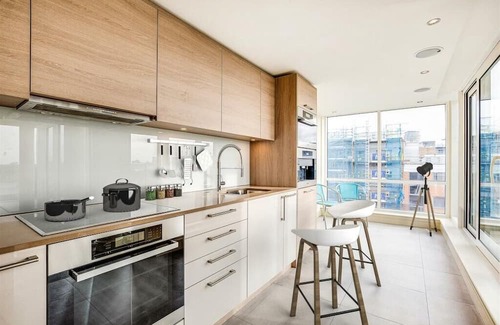Sands End Apartment | Elegant & Luxury 2BD Penthouse in London Fulham