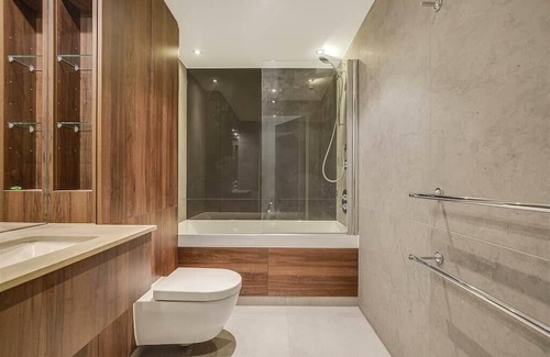 Sands End Apartment | Elegant & Luxury 2BD Penthouse in London Fulham