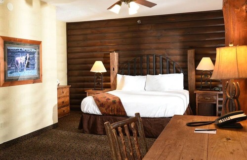 Onalaska House | Home-Away-From-Home in Onalaska w/ Hot Tub and Breakfast | 3 Units