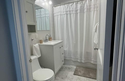 Parker Ridge House | Stylish Comfy Bungalow- 10 minutes to the beach. Backyard w/ deck & Grill.