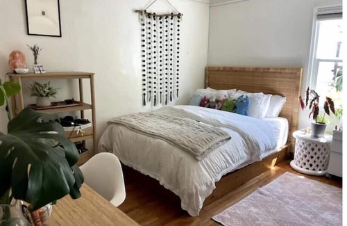 Pacific Palisades House | Cheerful & Sunny 2 bedroom home 1/2 mile to Beach. Dog Friendly!