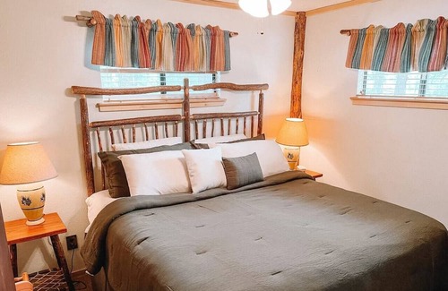 Ruidoso Cabin | Cozy Ruidoso Cabin: Hot Tub, Fireplace, Near Town