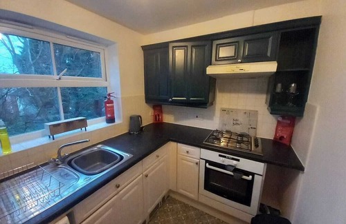Basildon Apartment | Cosy Large 1 Bedroom, En suite & Kitchen with Parking in Basildon
