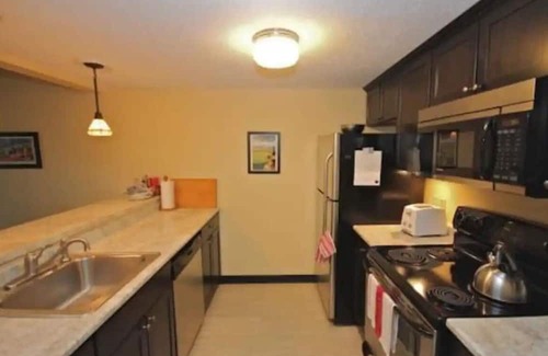 Brownsville Condo | Cozy Condo for Skiing, Hiking & Biking Lovers