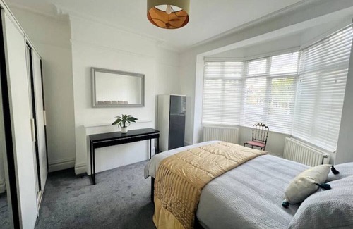 Leigh-on-Sea Apartment | Heart Of Leigh On Sea Ground Floor Flat W/ Garden