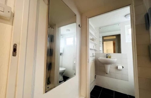 Leigh-on-Sea Apartment | Heart Of Leigh On Sea Ground Floor Flat W/ Garden