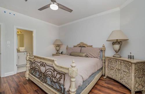 SouthPark Condo | Sleek & Stylish Condo in Southpark