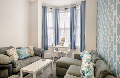 Great Yarmouth Cottage | A welcoming haven for larger families seeking seaside holidays.