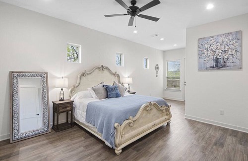 Horseshoe Bay West House | HSB West/ Newer Build/ Chic Decor