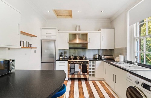 West Hill Apartment | Modern Deluxe 3 Bed in Putney - Parking