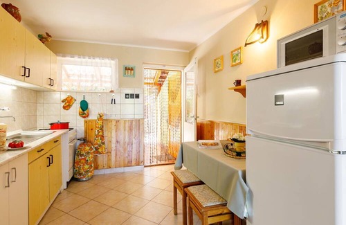 Balatonszarszo House | Stunning villa for 5 people with TV, patio and parking
