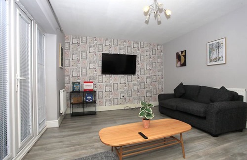 Peterborough House | Beautiful 5 Bed Detached House - Sleeps 9