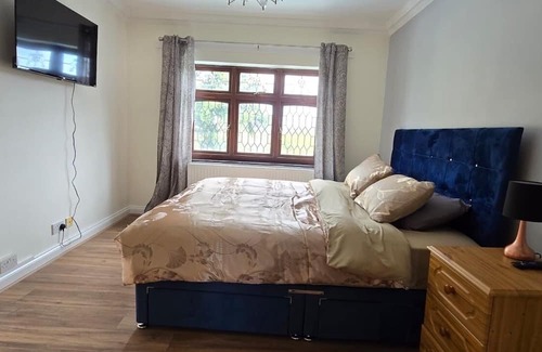 Havering House | Avala, 5/6 Bed House in Romford