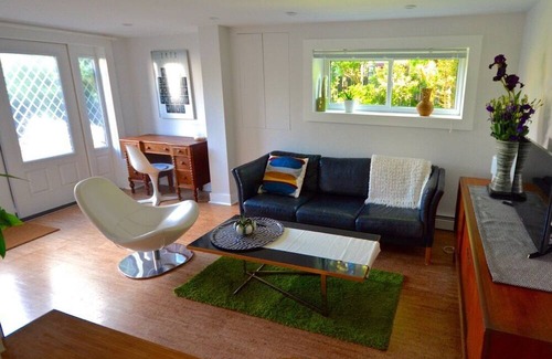 Grandview-Woodland House | Bright and Stylish Two Bedroom